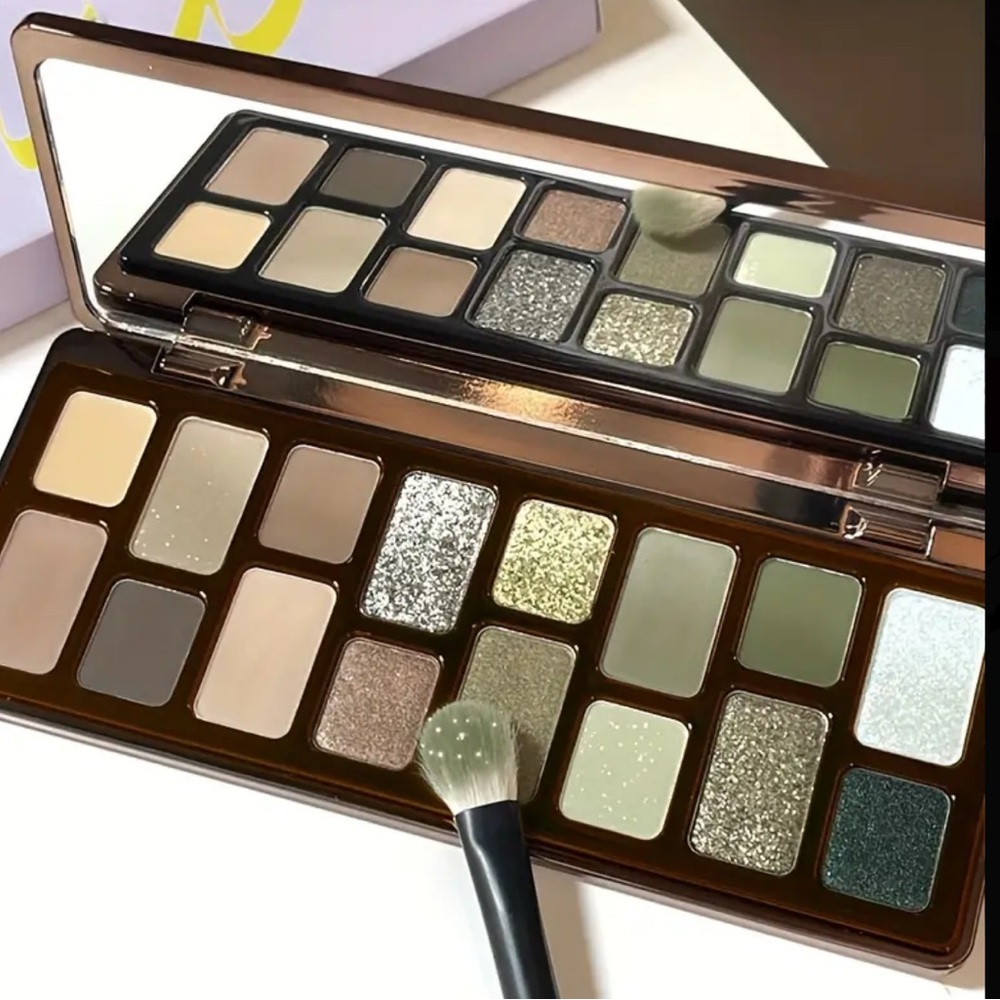 Luxurious Eyeshadow Palette with Green and Silver Shades - Picture 2 of 4